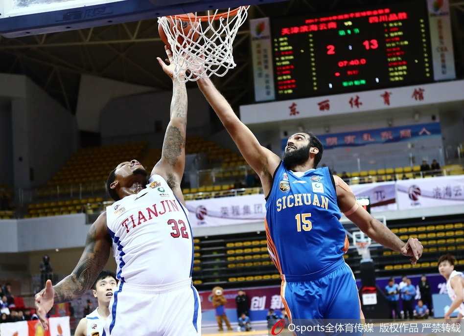 津门虎主场逆转擒蜀军,霍尔曼张智涵联手终结四连败 天津替补席在张智涵命中关键三分后瞬间陷入疯狂,球员们挥舞着毛巾,尽情宣泄着逆转带来的激动之情。