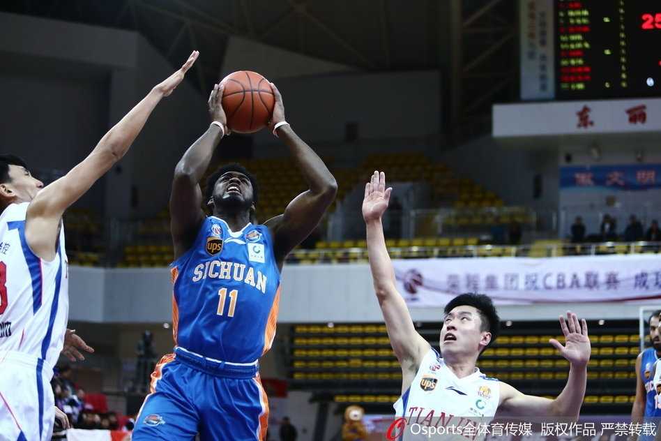 津门虎主场逆转擒蜀军,霍尔曼张智涵联手终结四连败 天津队小外援杰特蝴蝶穿花般运球摆脱防守,准备为队友输送炮弹,他的组织是天津队进攻流畅运转的发动机。