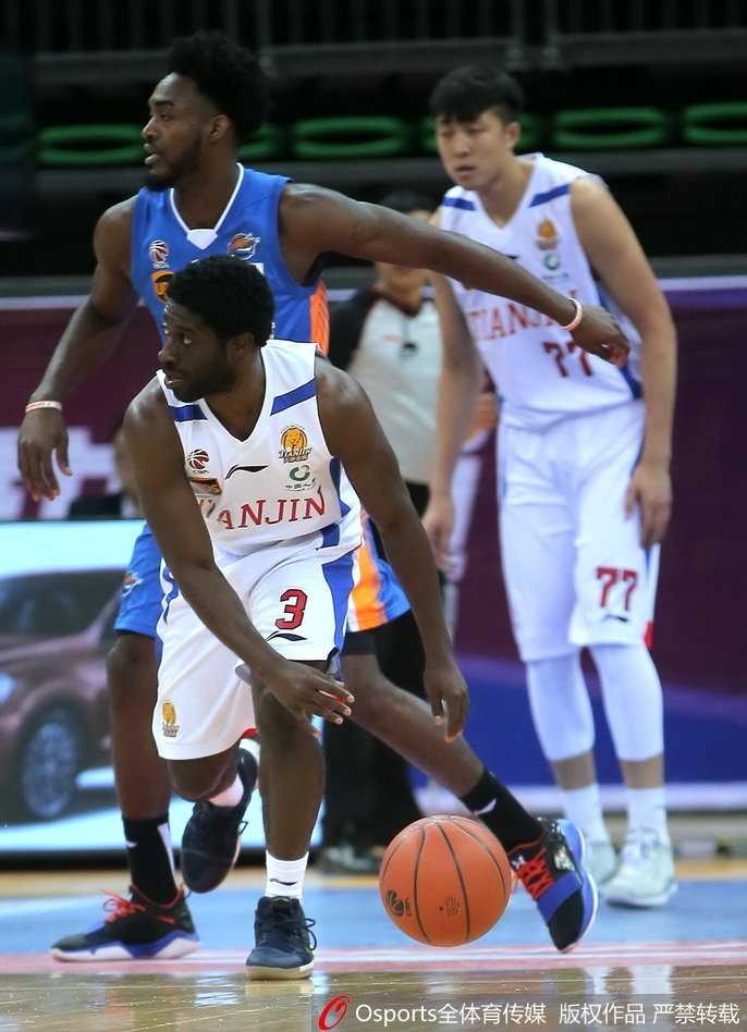 津门虎主场逆转擒蜀军,霍尔曼张智涵联手终结四连败 亚洲顶级中锋哈达迪与霍尔曼在禁区激烈卡位,两人肌肉碰撞,眼神坚毅,为了篮板球互不相让。