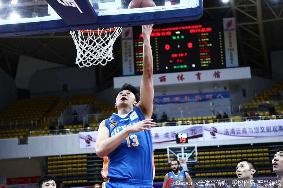 津门虎主场逆转擒蜀军,霍尔曼张智涵联手终结四连败 天津队年轻后卫李荣培如闪电般突破四川队的防线,他机敏地抢断后发动快攻,眼神中满是坚定与锐气。