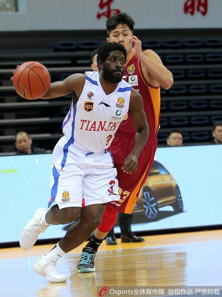 津门虎主场饮恨浙江 悍将独木难支八连败阴霾挥之不去 天津外援杰特在浙江队多人包夹下强行突破,眼神中透露出对胜利的极度渴望,篮球仿佛与他融为一体。
