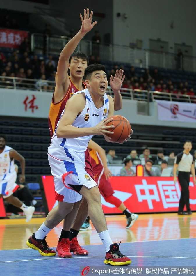 津门虎主场饮恨浙江 悍将独木难支八连败阴霾挥之不去 天津队老将杰特在比赛间隙弯腰喘息,汗如雨下,球衣紧贴在身上,尽显孤军奋战的疲惫与悲壮。