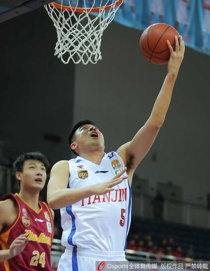 津门虎主场饮恨浙江 悍将独木难支八连败阴霾挥之不去 浙江队球员间打出精妙配合,威姆斯在队友掩护下摆脱防守,即将出手跳投的瞬间,场上五人跑位清晰可见。