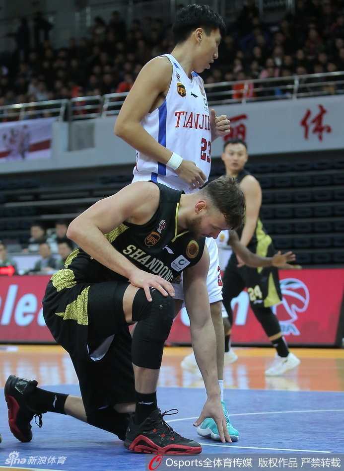 津门虎啸终结齐鲁征程 杰特率天津男篮赛季主场完美收官 时德帅在内线接到传球后,面对山东队高大内线的补防毫无惧色,他利用时间差巧妙抛投,篮球越过防守球员指尖飞向篮筐。