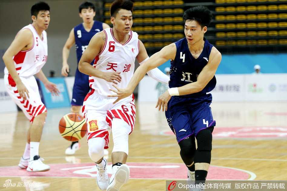 津门虎大胜江苏夺第七 京城绝杀解放军获第五 赵睿如闪电般持球直杀江苏队禁区,他巧妙利用身体倚住防守球员,手腕轻抖完成一次高难度的拉杆上篮,篮球在空中划出一道优美的弧线。