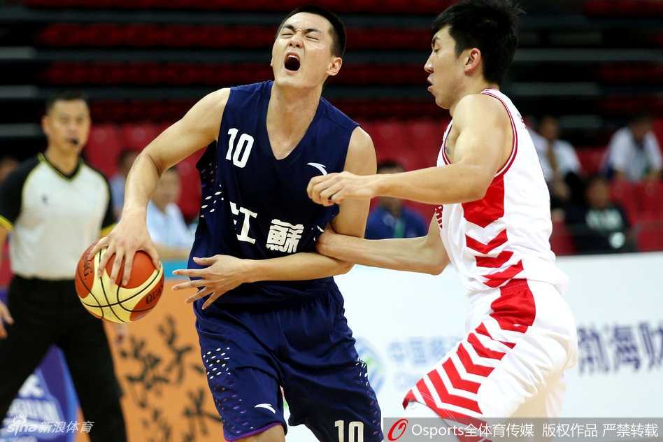 津门虎大胜江苏夺第七 京城绝杀解放军获第五 北京队朱彦西在解放军球员严密防守下起跳出手,他的眼神凝视着远方的篮筐,指尖轻柔地拨出篮球,三分球应声入网瞬间点燃了全场激情。