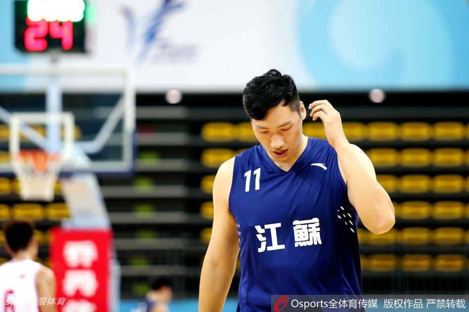 津门虎大胜江苏夺第七 京城绝杀解放军获第五 解放军内线余晨在篮下遭遇北京队三人包夹,他咬牙顶住防守,硬生生将球举起,利用强壮的身体挤出空间完成了一次势在必得的强攻。