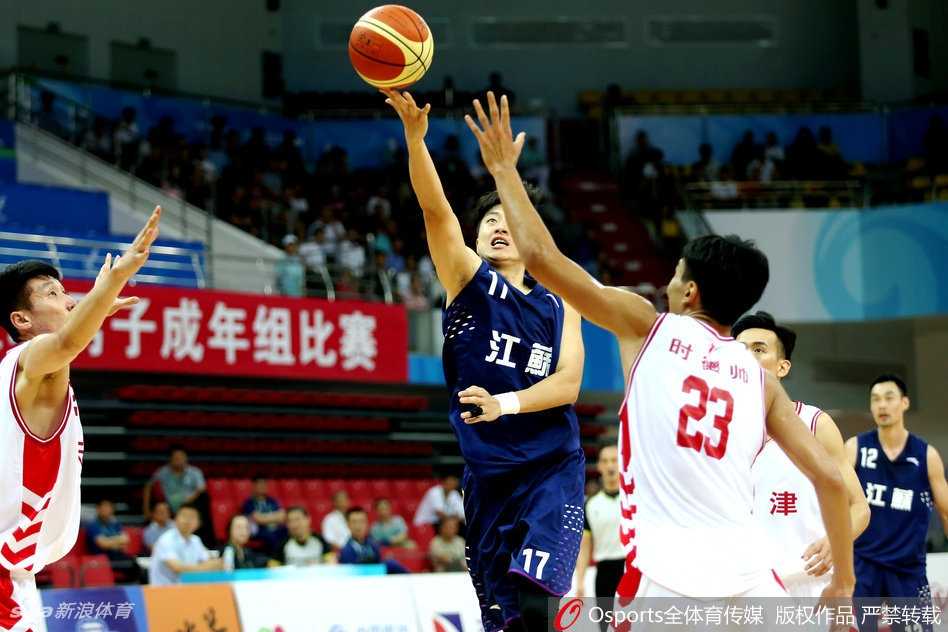 津门虎大胜江苏夺第七 京城绝杀解放军获第五 方硕在比赛最后时刻出手绝杀球后,篮球还在空中飞舞,全场观众屏息凝视,时间仿佛在这一瞬间凝固,只剩下那颗决定命运的篮球。