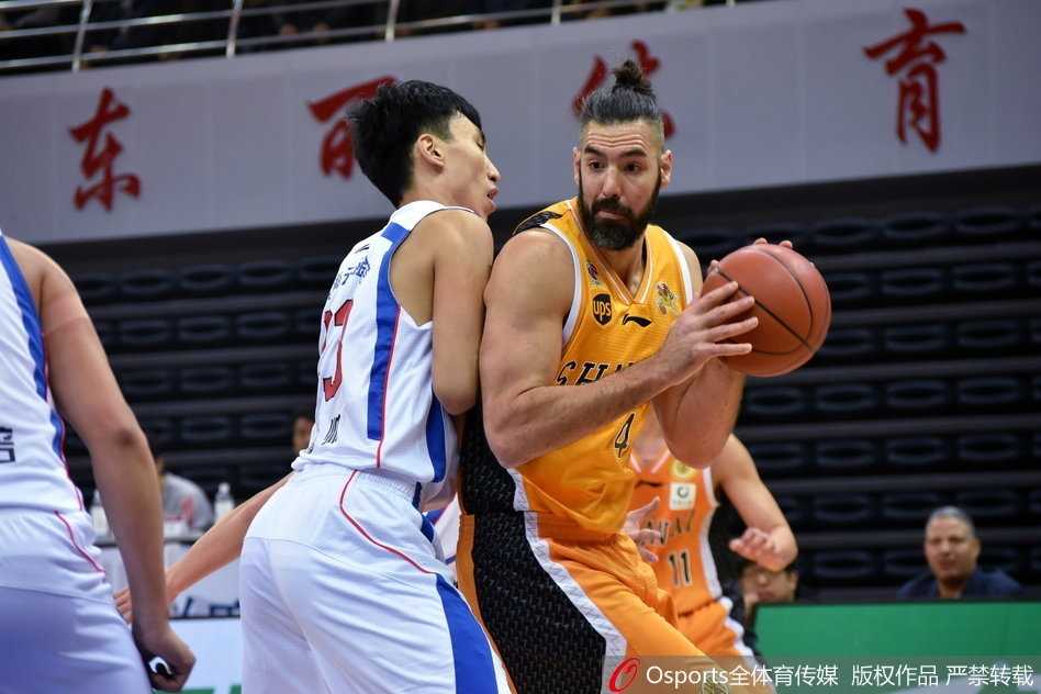 津门虎怒吼难阻三连胜狂飙,斯科拉38+13力压杰特40分 斯科拉在天津队内线群中高高跃起,以一记标志性的勾手投篮稳稳命中,眼神中透着