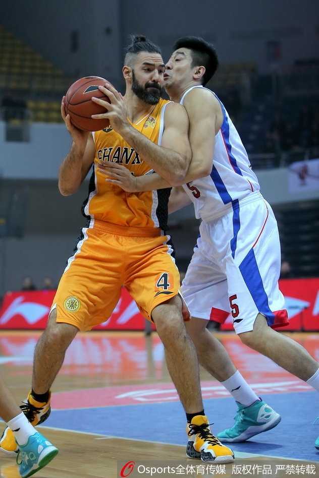 津门虎怒吼难阻三连胜狂飙,斯科拉38+13力压杰特40分 山西神射手李敬宇在底角冷静出手,皮球越过防守者的指尖,他的眼神笃定,仿佛早已预料到篮球空心入网的声音。