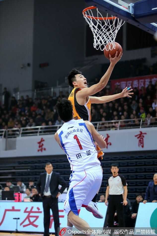 津门虎怒吼难阻三连胜狂飙,斯科拉38+13力压杰特40分 韩博林如弹簧人般跃起,在对抗中将球抛向篮筐,哨响球进,他紧握拳头怒吼着庆祝这记价值连城的2+1。