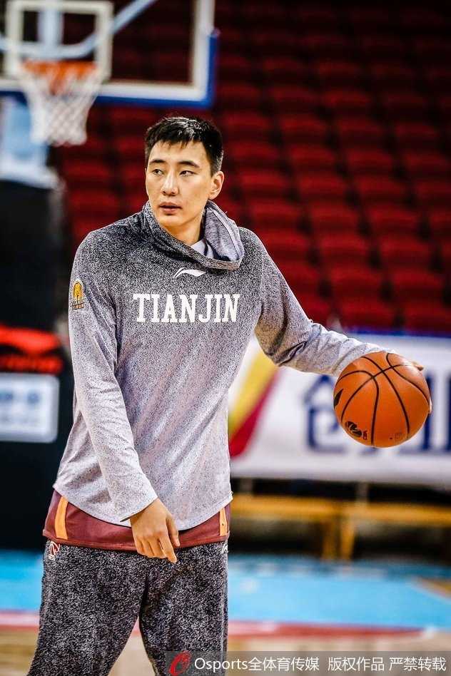 津门虎迎来榜眼秀 德里克·威廉姆斯火线驰援盼重塑辉煌 训练间歇,威廉姆斯单手抓球目光坚毅,汗水浸湿了球衣,仿佛一头即将出笼的猛兽。