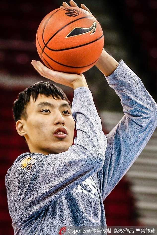 津门虎迎来榜眼秀 德里克·威廉姆斯火线驰援盼重塑辉煌 威廉姆斯持球面对防守,一个逼真的投篮假动作点飞对手,随后运球突破的瞬间,整个人充满了爆炸性的力量感。