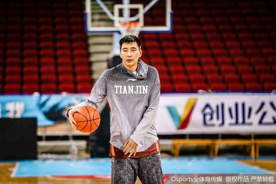 津门虎迎来榜眼秀 德里克·威廉姆斯火线驰援盼重塑辉煌 训练场上,威廉姆斯高高跃起试图封盖队友的上篮,修长的臂展在空中织成一张大网,防守端的威慑力尽显无疑。