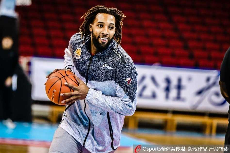 津门虎迎来榜眼秀 德里克·威廉姆斯火线驰援盼重塑辉煌 训练结束,威廉姆斯在场边拉伸放松,虽然气喘吁吁但神情放松,身后的队友们正在总结,一幅津门虎团结备战的画卷徐徐展开。