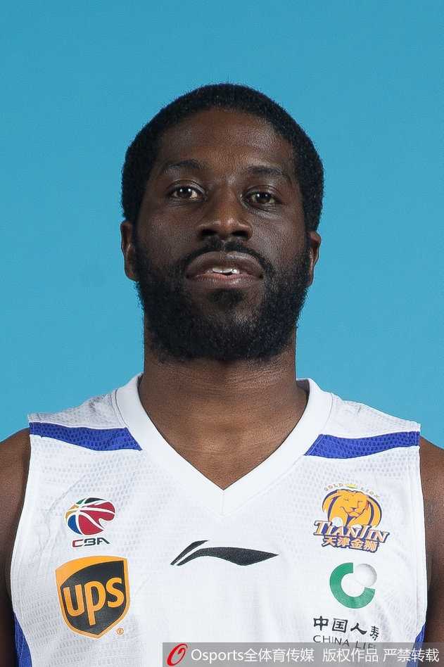 津门记忆:回顾2017-2018赛季天津荣钢男篮的团队篮球与成长之路 主教练徐贵军在场边运筹帷幄,目光坚毅地指挥着比赛,他的战术布置是这支年轻球队的定海神针。