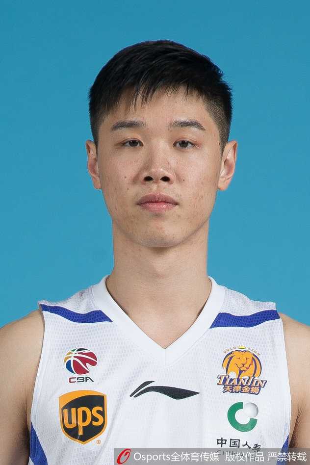 津门记忆:回顾2017-2018赛季天津荣钢男篮的团队篮球与成长之路 小外援普尔-杰特在场上闲庭信步,用他鬼魅的运球和精准的传球撕开对手防线,宛如球场上的精灵。