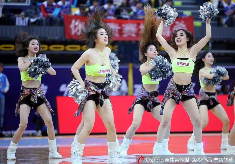 津门赛场炫舞团:篮球宝贝热力绽放,点燃津疆大战激情 伴随着劲爆的音乐节奏,篮球宝贝们摆出酷炫的 ending pose,自信的笑容和飒爽的舞姿定格了赛场边的美丽瞬间