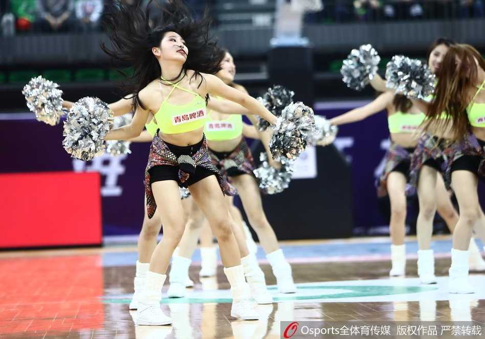 津门赛场炫舞团:篮球宝贝热力绽放,点燃津疆大战激情 津门篮球宝贝赛场中央热情绽放,整齐划一的动作配合着闪烁的灯光,瞬间点燃现场球迷的呐喊与助威声浪