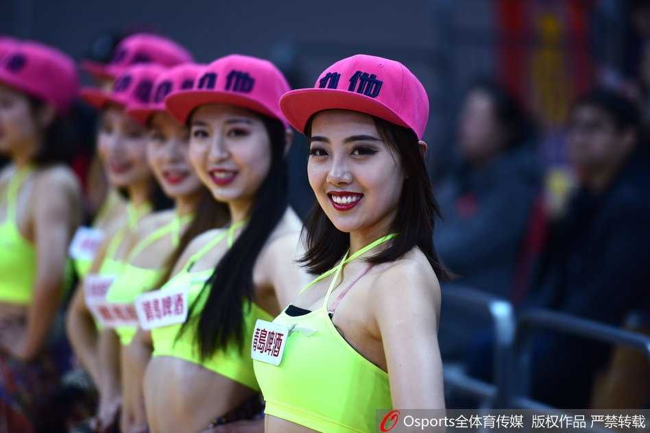 津门赛场炫舞团:篮球宝贝热力绽放,点燃津疆大战激情 天津篮球宝贝在暂停时段快速入场站位,准备为现场观众带来精心编排的热舞表演,展现职业啦啦队的专业素养