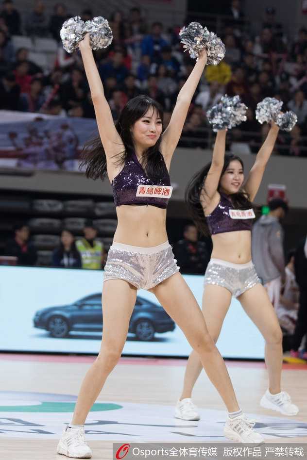 浙厦之争的激情点缀 篮球宝贝舞动主场光芒 表演结束后,宝贝们面带微笑向观众致意,她们不仅是赛场上的表演者,更是传递快乐与体育精神的使者,为这场龙争虎斗画上圆满的句号。