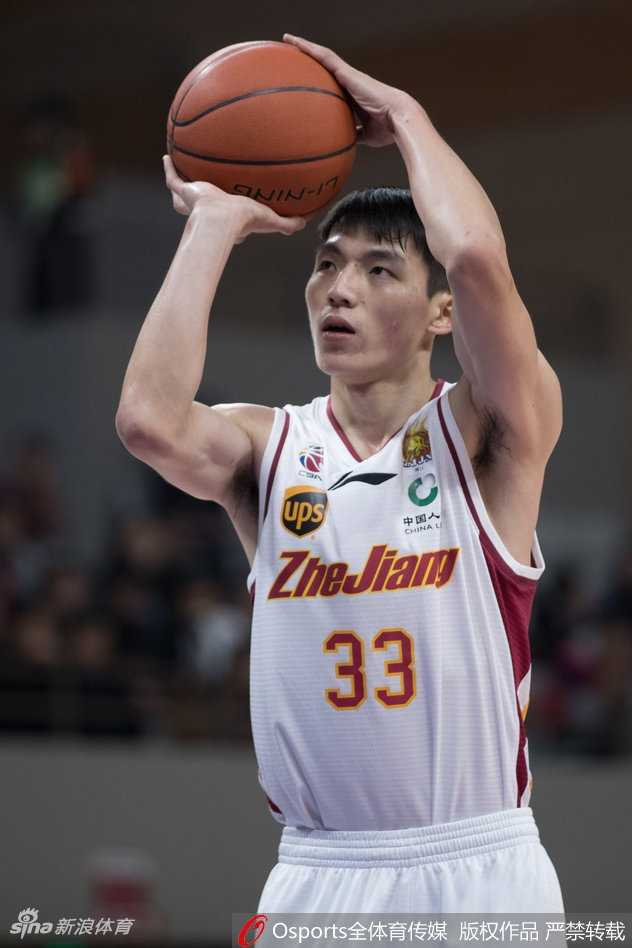 浙江内线张大宇镇守篮下送出大帽，他全场贡献12分8板，是球队获胜的内线功臣