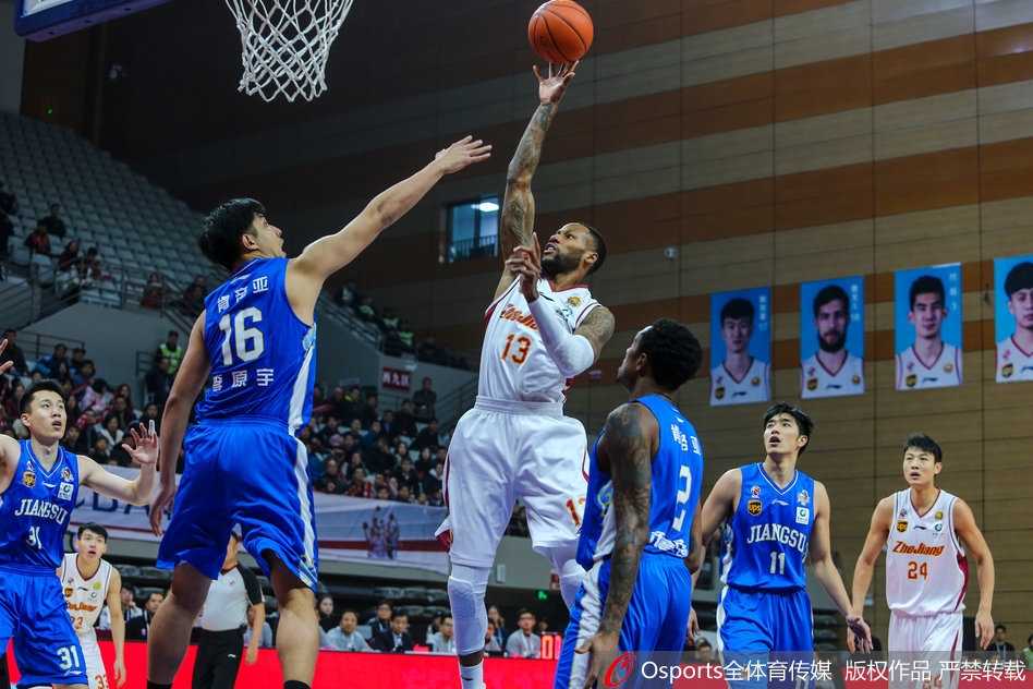 浙江主场加时苦战力克江苏肯帝亚,豪取十连胜送对手赛季首负 浙江队本土核心吴前在三分线外果断出手,本场他贡献12分7篮板5助攻的全面数据,是威姆斯身边最得力的帮手。
