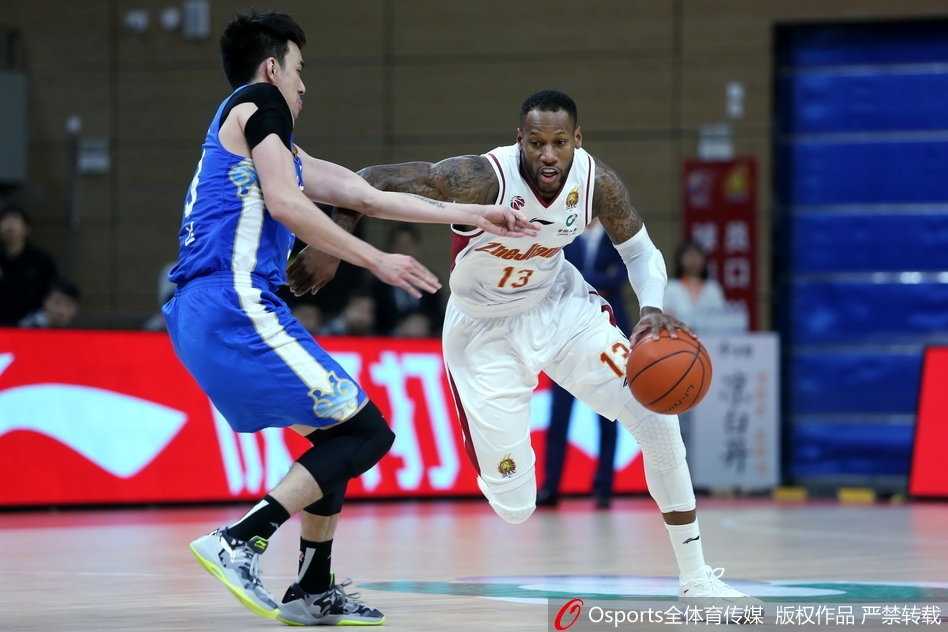 浙江主场加时苦战力克江苏肯帝亚,豪取十连胜送对手赛季首负 江苏队核心布鲁克斯面对浙江队的双人包夹,依然试图寻找突破的空间,本场他拼尽全力砍下42分。