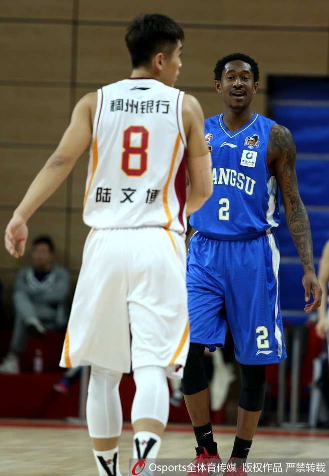 浙江主场加时苦战力克江苏肯帝亚,豪取十连胜送对手赛季首负 浙江队外援威姆斯在江苏球员严密防守下依然冷静出手,全场狂砍50分11篮板的他,是球队获胜的最大功臣。