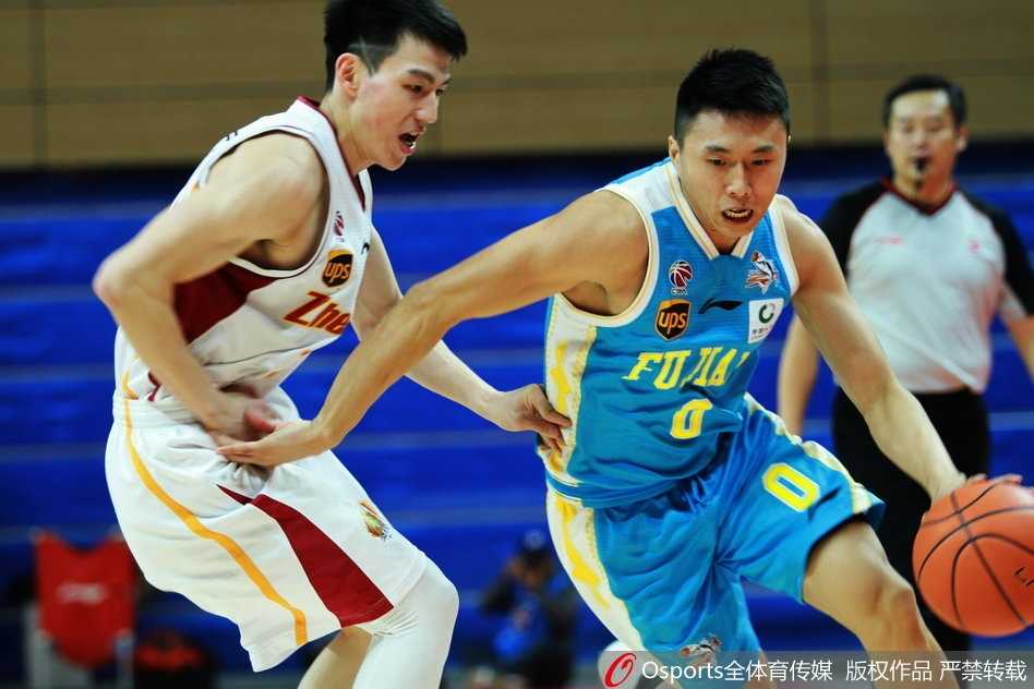 福建中锋王哲林面对浙江队多人包夹，依然强行起身试图投篮，虽然身处逆境，但他全场比赛拼尽全力，展现了内线支柱的风采。