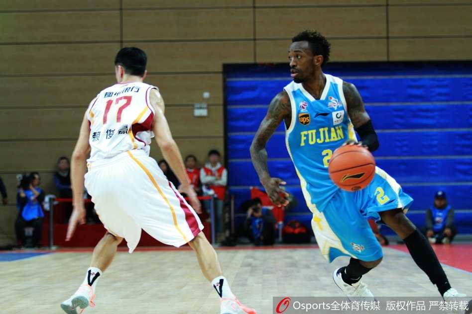 浙江本土核心吴前在福建队严密防守下，冷静地出手远投三分，皮球空心入网的瞬间，他紧握拳头，眼神中透露出一股舍我其谁的霸气。