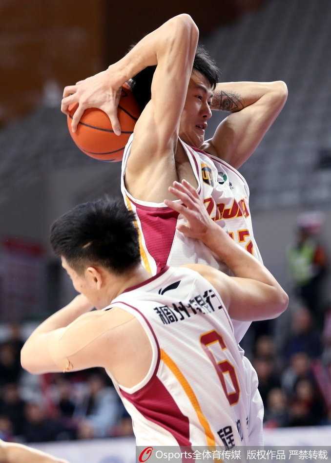 浙江双枪火力全开主场大胜单外援青岛止连败 斯托克斯在青岛队多人围堵下依然强势摘下一个前场篮板,彰显篮下霸主地位