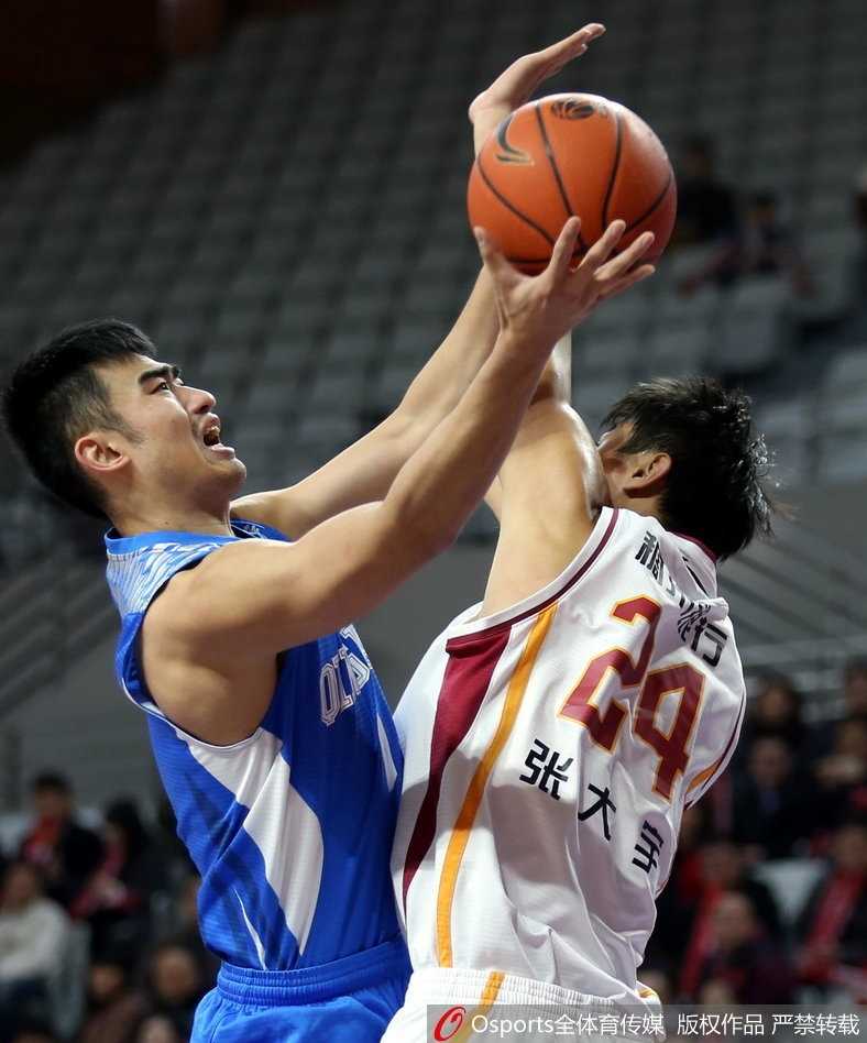 浙江双枪火力全开主场大胜单外援青岛止连败 青岛外援吉布森面对浙江队双人夹击,依然强行突破,眼神中充满不屈的斗志