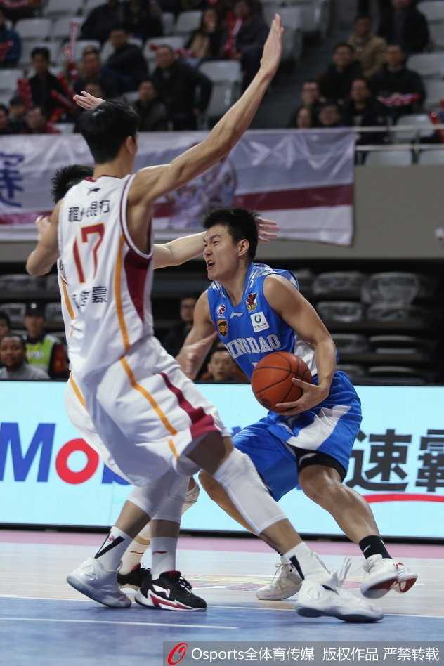 浙江双枪火力全开主场大胜单外援青岛止连败 青岛队小将丁皓然跳起压哨三分出手瞬间,皮球划过一道美妙的弧线直奔篮筐