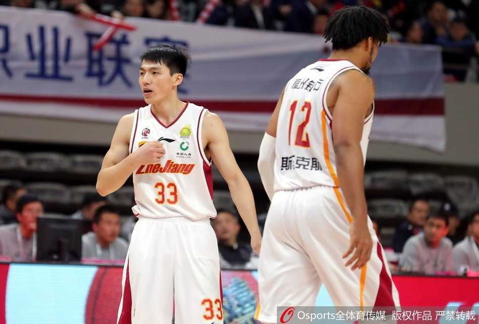 浙江双雄发威主场大胜吉林 本土双核联手轰54分导演三连胜 吴前在吉林队外援兰德里头顶干拔跳起,篮球划过一道完美弧线应声入网,瞬间点燃主场球迷的热情。