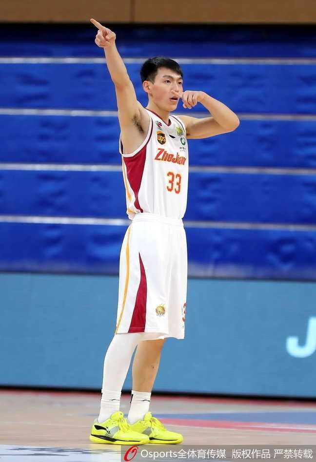 浙江双雄发威主场大胜吉林 本土双核联手轰54分导演三连胜 吴前突破两人包夹后腾空而起,眼神坚毅地盯着篮筐,准备完成一次决定比赛走势的高难度上篮。