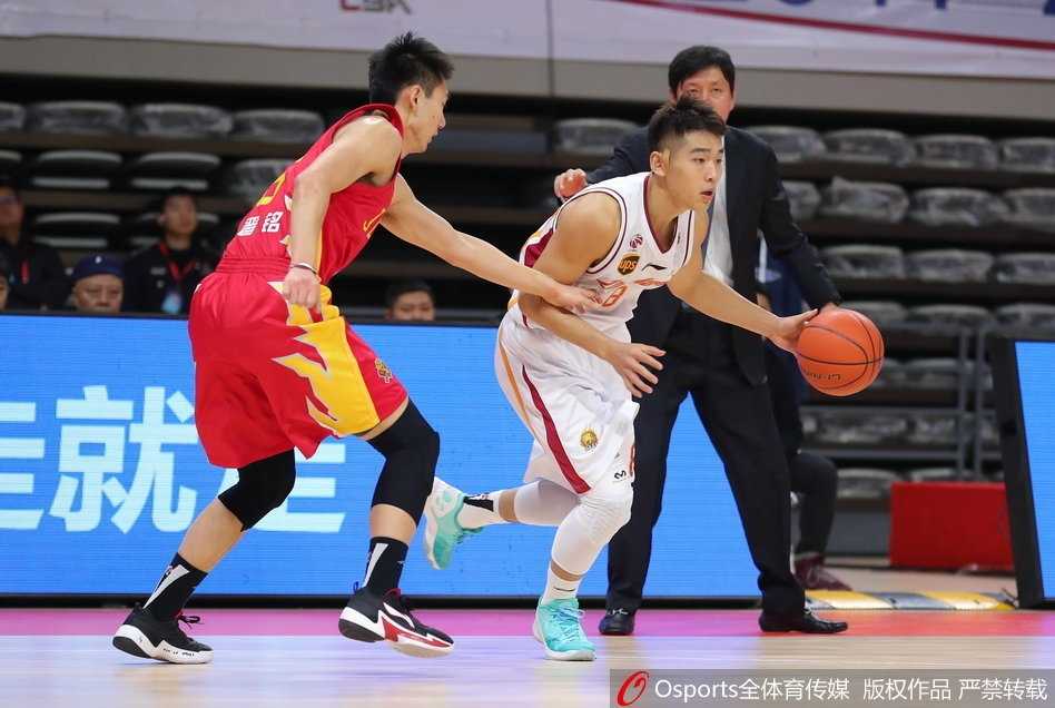 浙江双雄发威主场大胜吉林 本土双核联手轰54分导演三连胜 威姆斯运球快速推进反击,面对防守球员以一个不可思议的拉杆动作将球送入篮筐,展现出超级外援的风采。