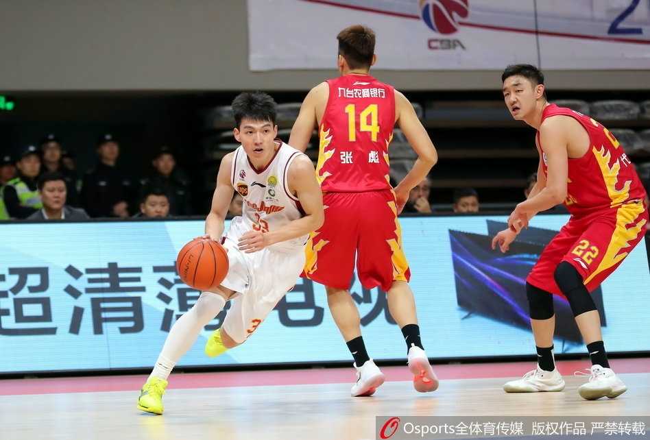 浙江双雄发威主场大胜吉林 本土双核联手轰54分导演三连胜 吉林外援兰德里在浙江队内线张大宇和赖俊豪的合力封盖下依然强行出手,虽然比赛失利,但他的拼搏精神贯穿全场。