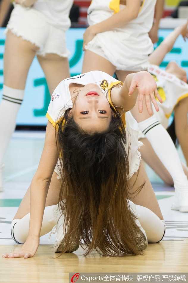 浙江广厦主场大胜天津 篮球宝贝热舞点燃赛场 镜头拉近,一位篮球宝贝在动感的音乐中挥舞着金色的花球。她灿烂的笑容和专注的神情极具感染力,仿佛在用舞蹈的语言告诉观众,这里不仅是球员的战场,也是她们展现青春活力的舞台。