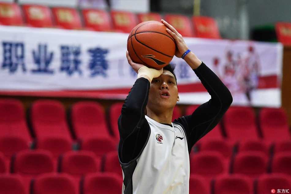 广厦发动机福特森在训练中目光专注，汗水浸透战袍，一次逼真的突破分球演练展现了他的核心作用。