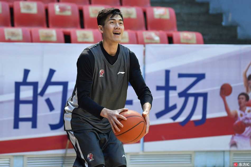 胡金秋在篮下卡位要球，眼神坚毅如铁，这位来自新疆的少年正一步步成长为国内最顶尖的内线杀器。