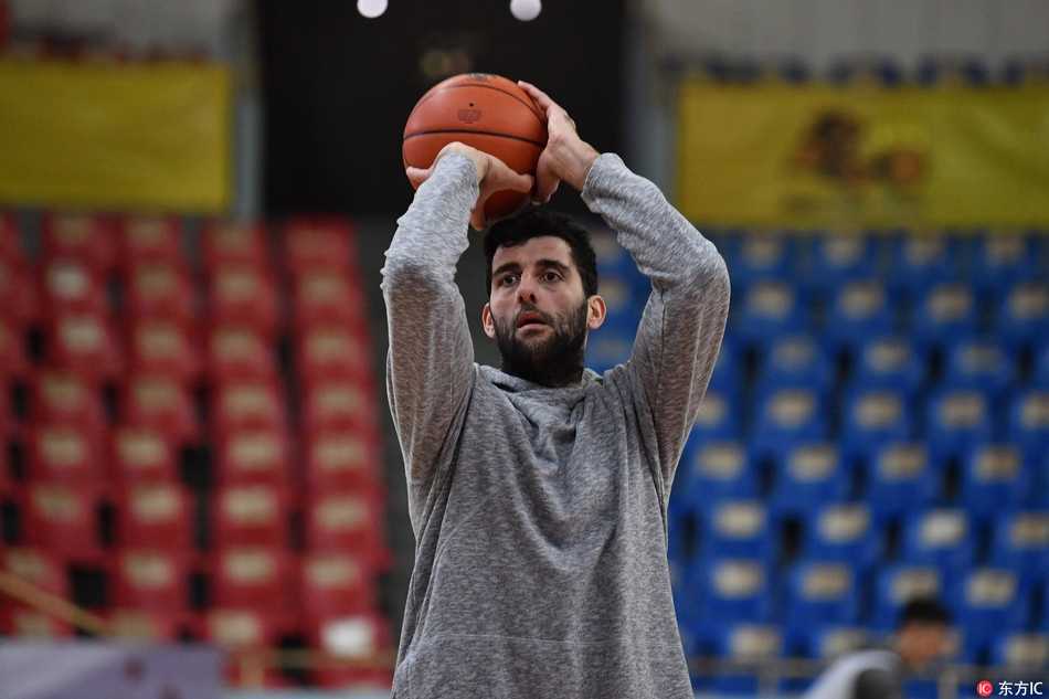 李春江指导双手叉腰在场边督训，神情严肃，这位冠军教头正试图将自己的铁血经验注入这支年轻的队伍。