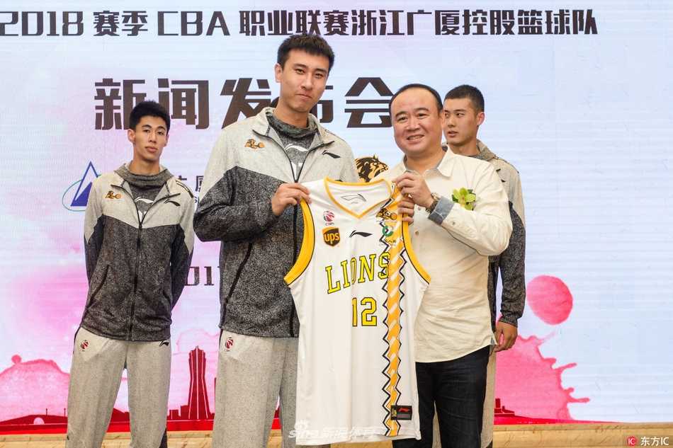 主帅李春江在发布会上神情专注，面对新合同和新赛季，他眼神坚定地阐述着球队的战术理念