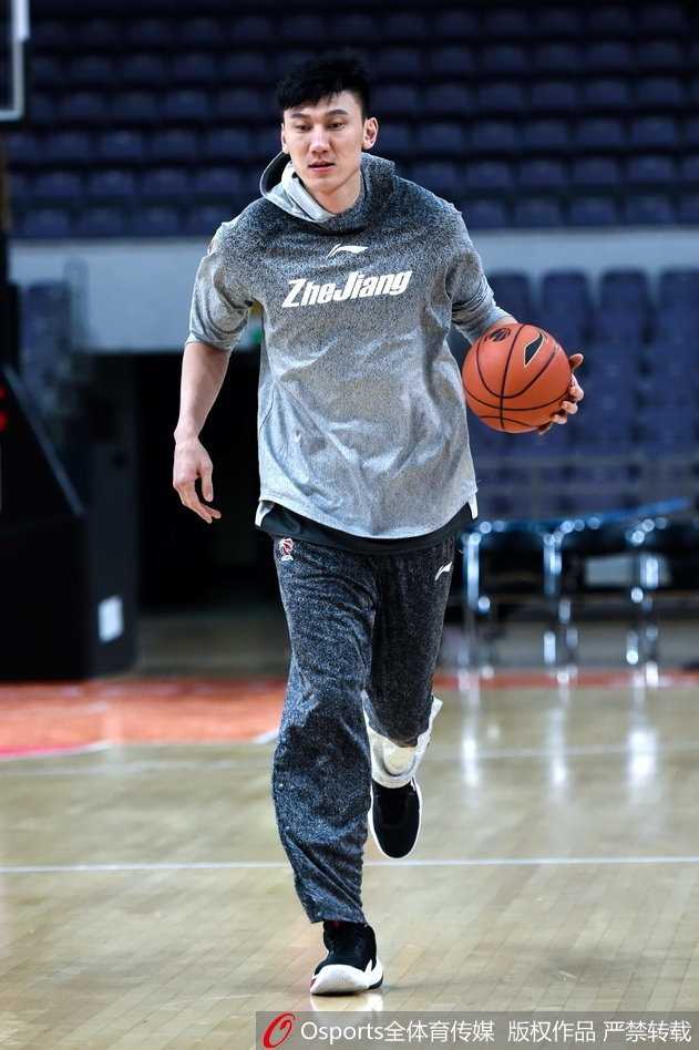 浙江德比前夜:斯托克斯用汗水击碎流言,率队静候同城劲敌 斯托克斯完成一次抢断后独自发动快攻,运球推进时抬头观察队友位置,嘴唇微张似乎在呼喊战术,他的步伐坚定而快速,像一辆加满油的重型坦克碾过半场。