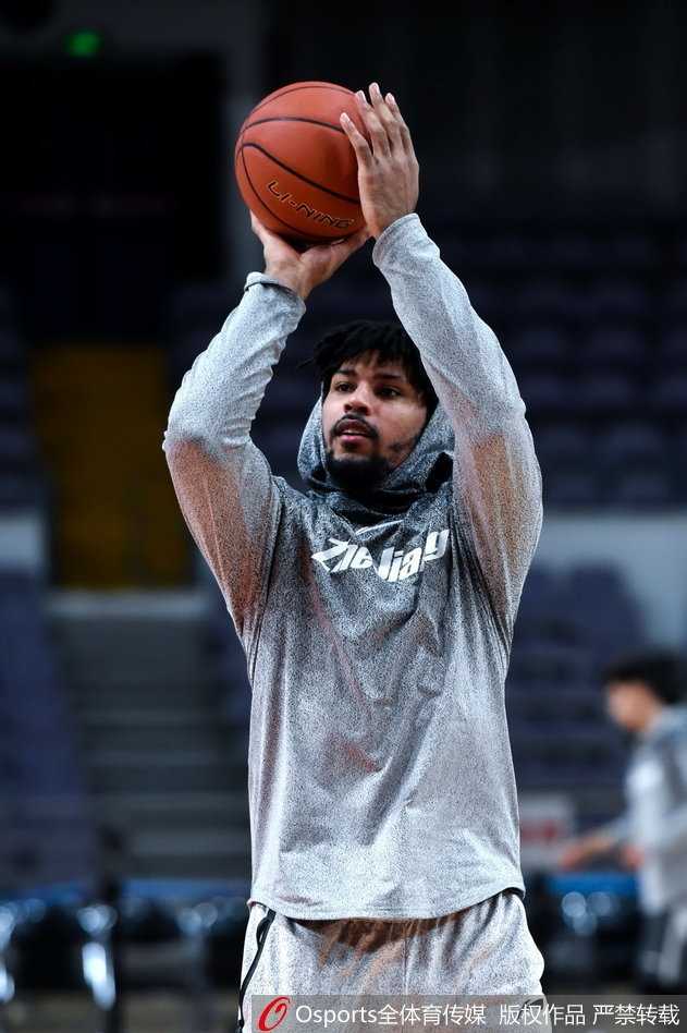 浙江德比前夜:斯托克斯用汗水击碎流言,率队静候同城劲敌 斯托克斯在低位背身要球,健硕的肌肉在球馆灯光下泛着油光,他紧咬牙关,眼神像锁定猎物的鹰隼,全然不顾场边关于他即将离队的窃窃私语。