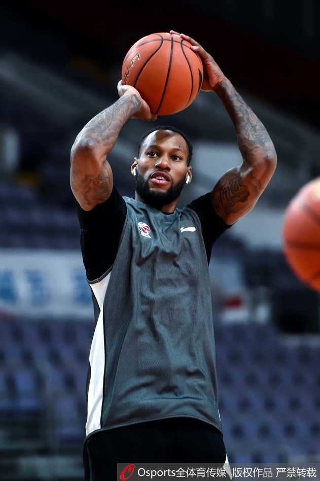 浙江德比前夜:斯托克斯用汗水击碎流言,率队静候同城劲敌 斯托克斯在篮下卡位抢篮板,他双臂高高扬起,用身体将对手完全挡在身后,狰狞的面部表情诉说着他对每一个球权的志在必得,仿佛要将所有关于他职业态度的质疑狠狠摘下。