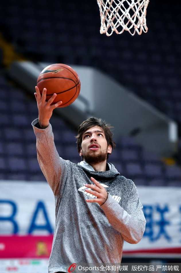 浙江德比前夜:斯托克斯用汗水击碎流言,率队静候同城劲敌 斯托克斯独自一人进行拉伸放松,柔和的顶光勾勒出他背部肌肉的线条,训练馆里只剩下篮球撞击地面的回响,他沉默的身影与白天的喧嚣传闻形成鲜明对比,一切尽在不言中。
