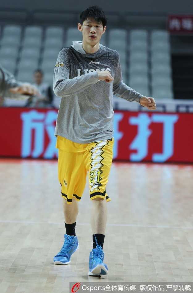 浙江德比战前奏 广厦男篮闭门练兵静待同城对手 辫子哥福特森戴帽练球眼神犀利,帽檐下目光如炬,每一次运球都仿佛要撕裂对手防线