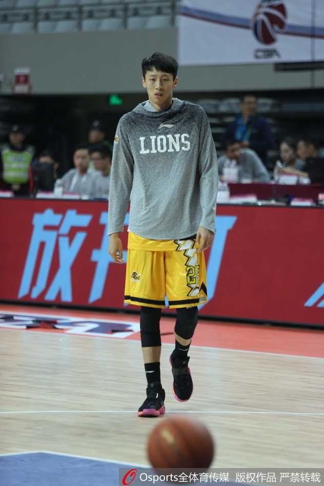 浙江德比战前奏 广厦男篮闭门练兵静待同城对手 孙铭徽加练超远三分后腼腆一笑,李春江指导场边观战眼神中满是期待与鼓励
