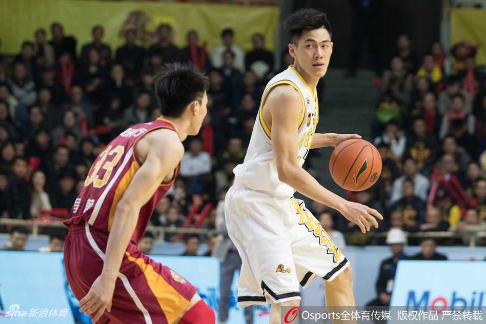 浙江德比烽烟起,广厦力克同城劲敌豪取七连胜 福特森高速运球穿越浙江队防线,眼神坚定寻找篮下机会